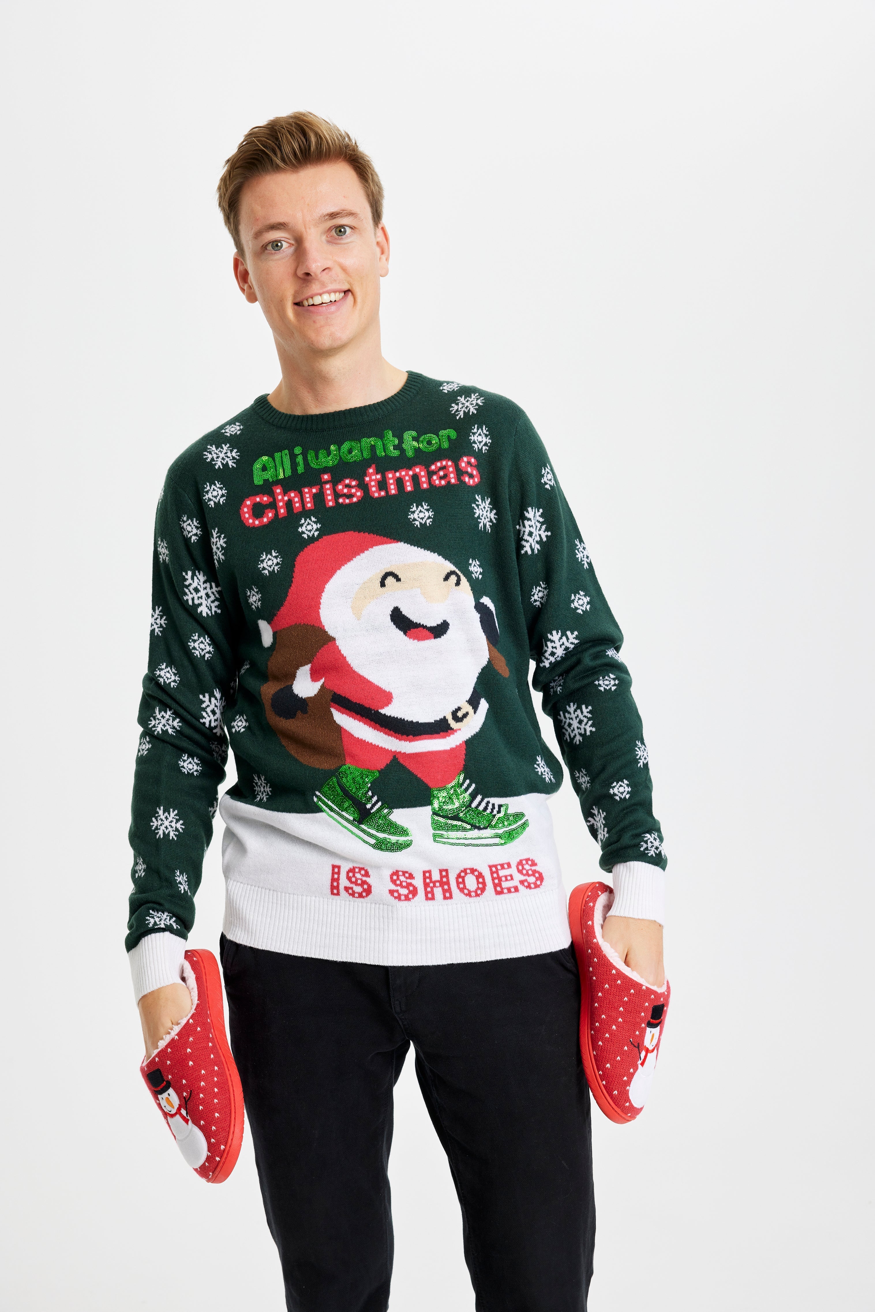 En mann i grønn julegenser.